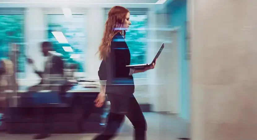 Empleada en movimiento