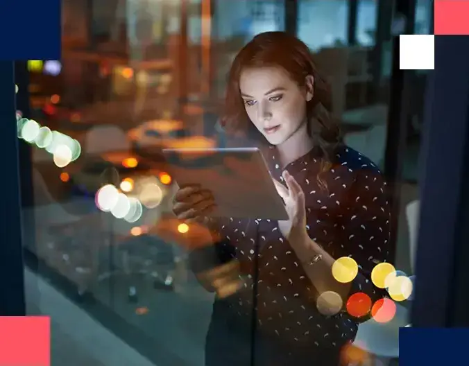 Chica mirando tablet