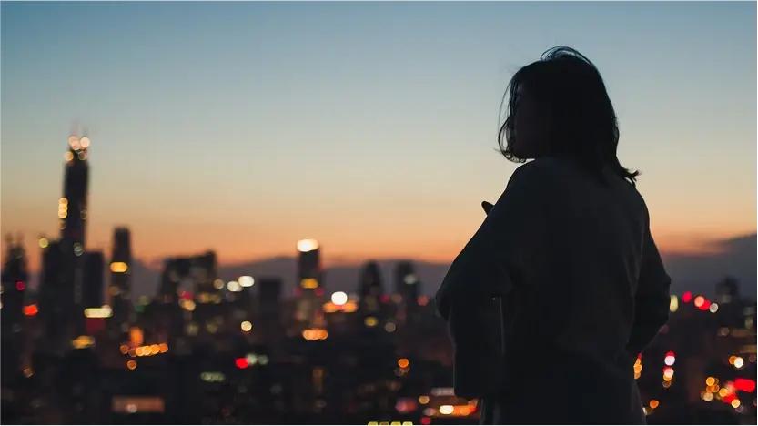 Chica contemplando atardecer