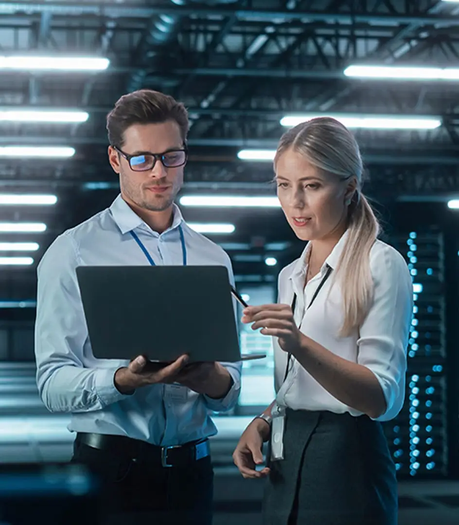 Profesionales trabajando en la implementación estratégica de Inteligencia Artificial para la transformación empresarial