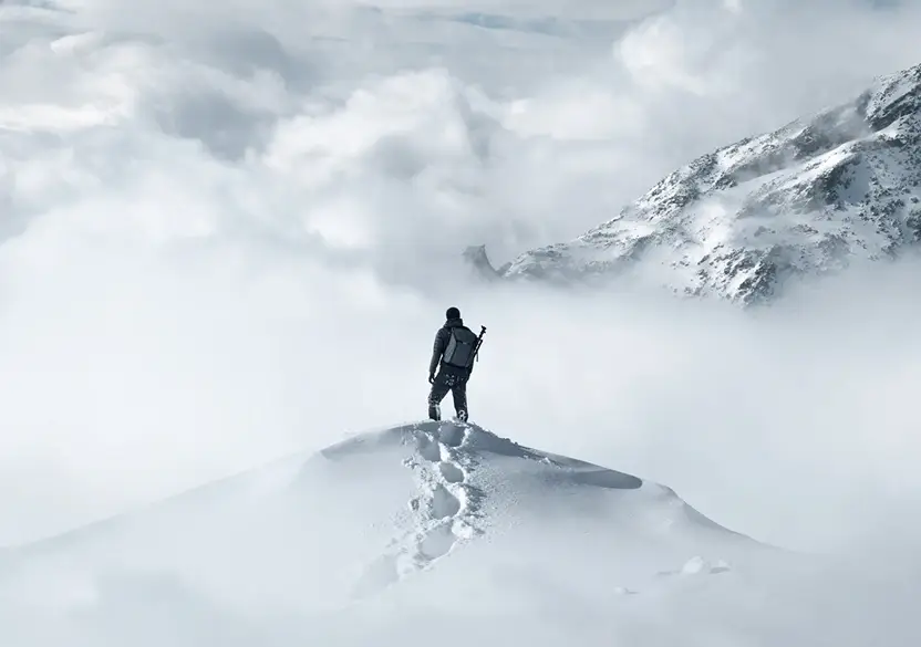 Montañera sobre la cima de una montaña