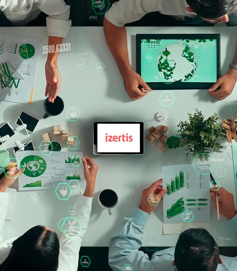 Equipo de trabajo analizando métricas de sostenibilidad e innovación digital con apoyo de dashboards y tecnología en una sesión de innovación corporativa