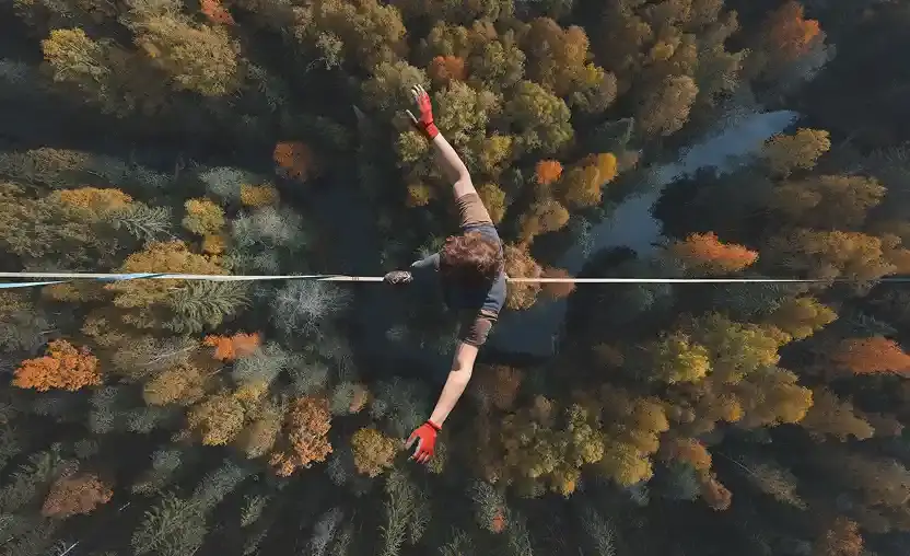Funambulista sobre bosque