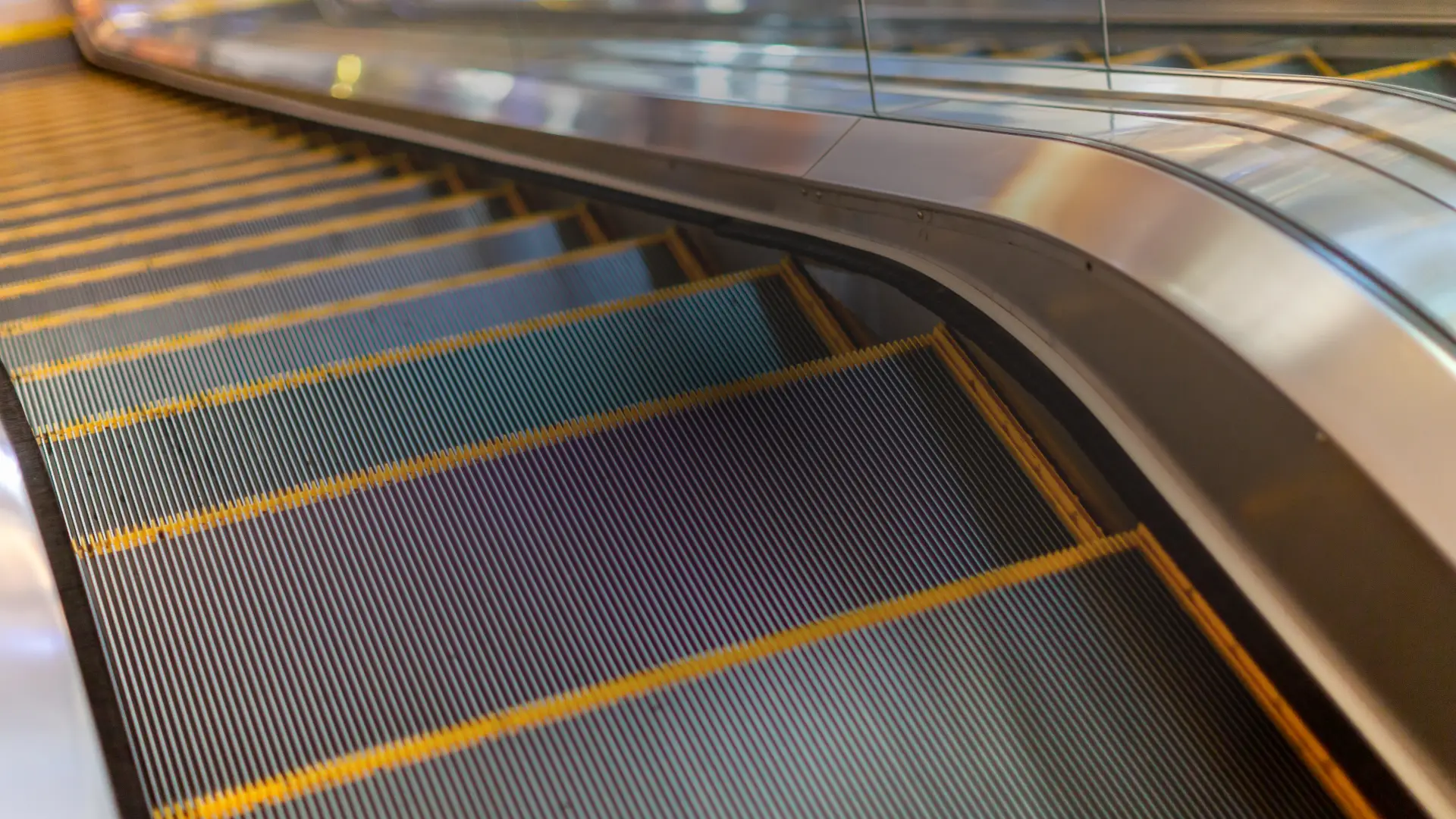 Imagem representativa de uma escada rolante automática fabricada pela Thyssen Krupp