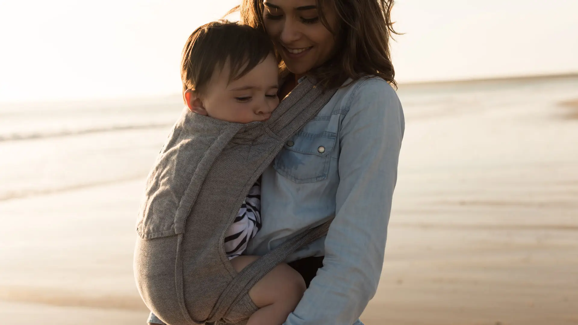 Mesa con los cubiertos ordenados escrupulosamente, con fondo de sofá estilo barroco y ambiente relajante.