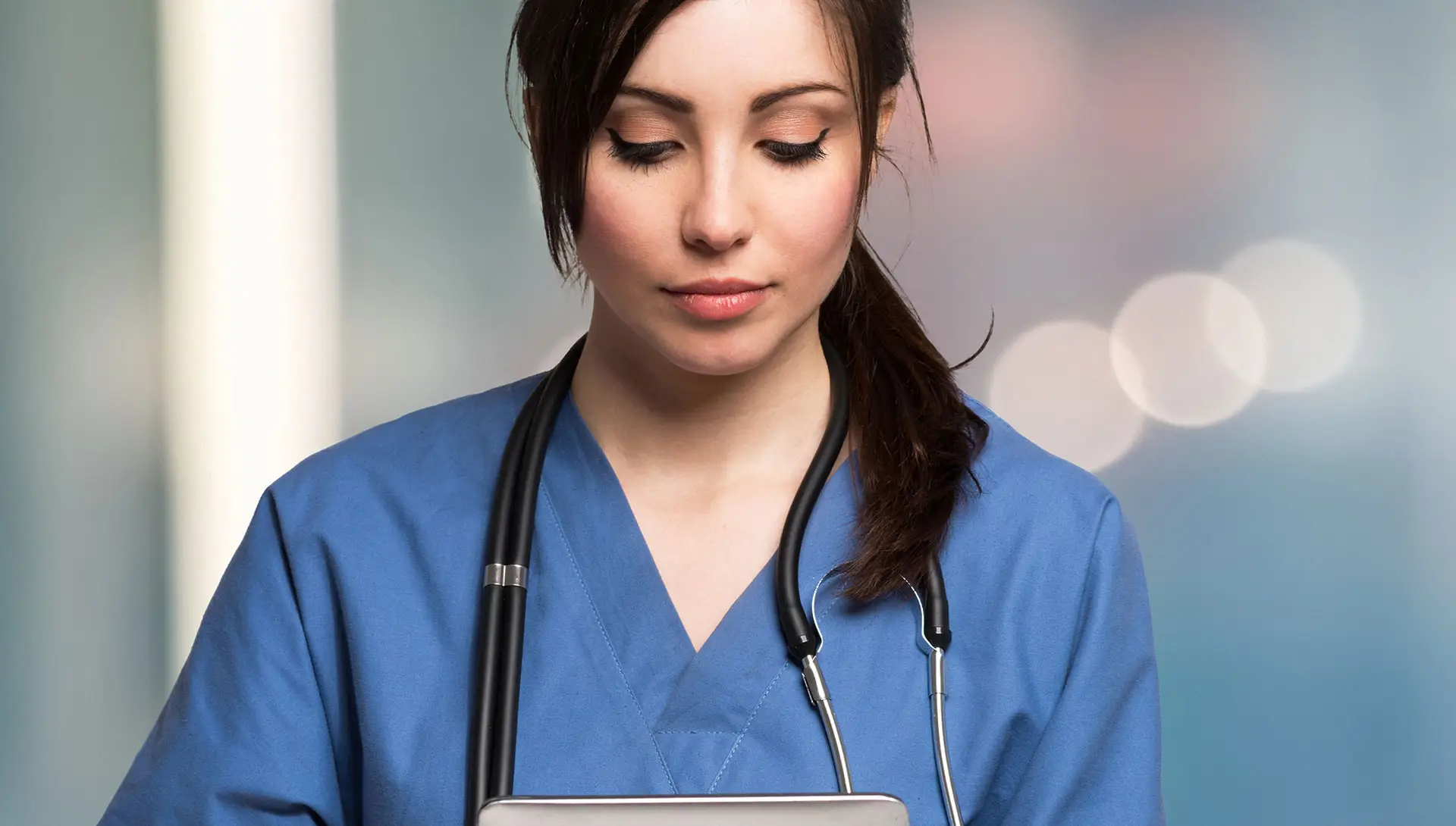 Cabeçalho WeDoctor. Doutor, leitura, analítico, de, um, paciente, através, IoT, dispositivos