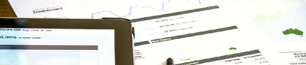 Tablet y documentos encima de la mesa