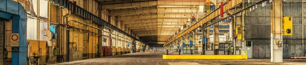 Vista panorámica del interior de una nave industrial.