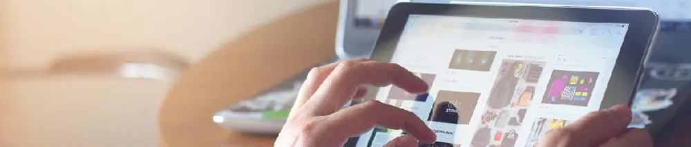 Usuario manejando una tablet