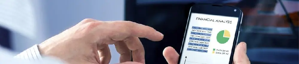 Un broker consultando con su movil los resultados del análisis financiero