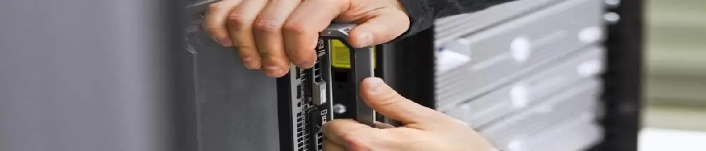 Técnico de sistemas instalando un servidor en el rack