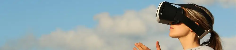 Una usuaria de HoloLens viendo 3D a través de las gafas de realidad virtual