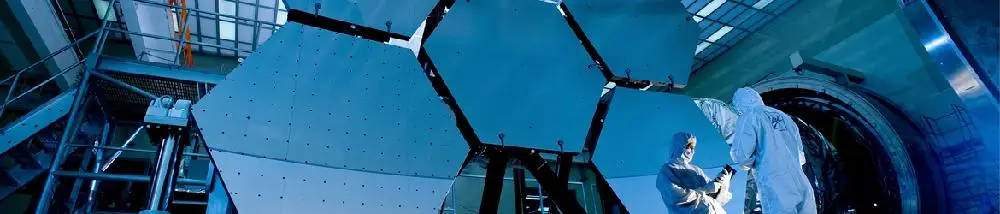 Ingenieros supervisando la construcción de paneles solares espaciales