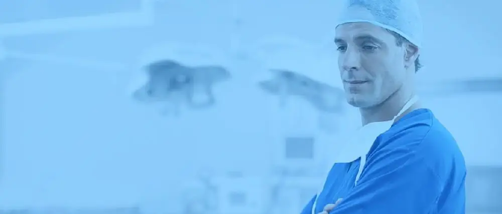 Médico pensativo, con fondo de un quirófano