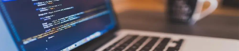 PC con el IDE ejecutado y trabajando sobre un lenguaje de programación