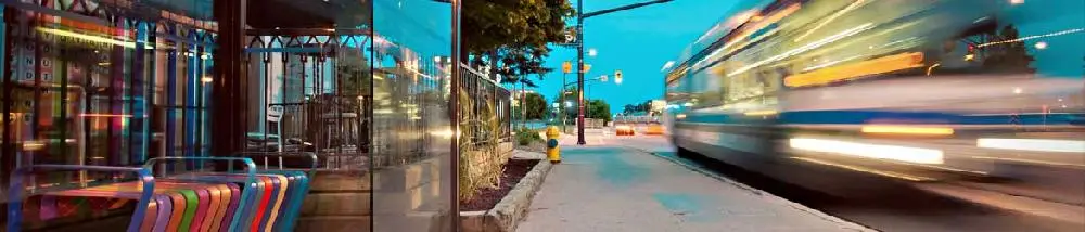 Imagen de una calle, en el que se ve un autobús en movimiento