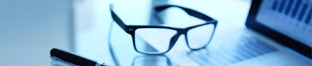 Imagen con gafas destacada con fondo de papeles y tablet